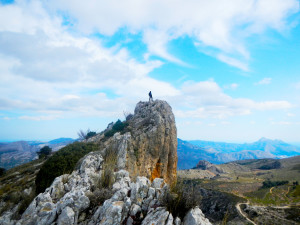 subiendo pico Aitana casbas mountain of winter