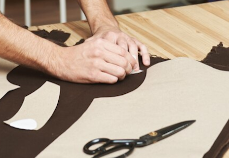 persona cortando material textil